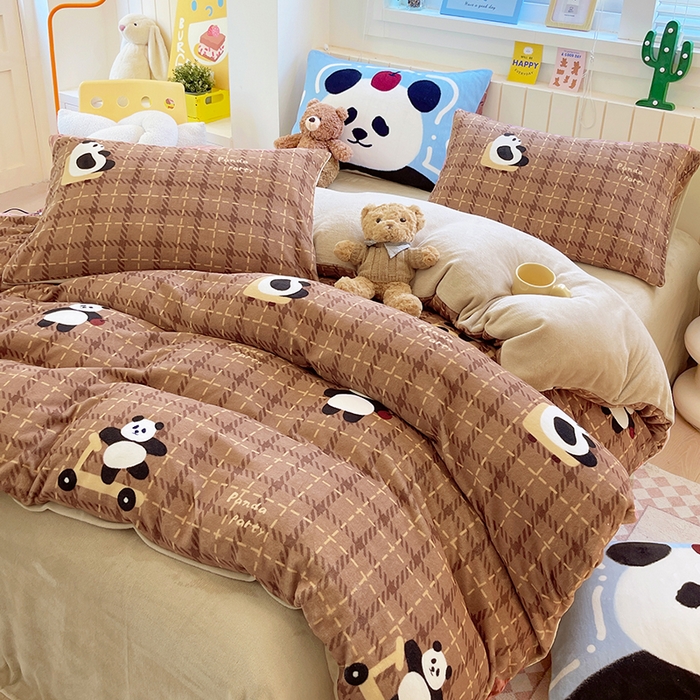 91家纺网 家纺一手货源 找家纺 葡萄家 2025新款高克重印花牛奶绒四件套萌系卡通 滑板熊猫