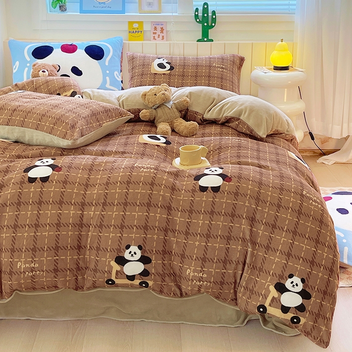 91家纺网 家纺一手货源 找家纺 葡萄家 2025新款高克重印花牛奶绒四件套萌系卡通 滑板熊猫