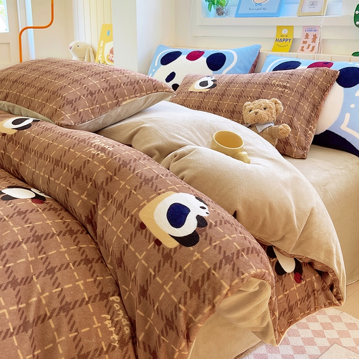 91家纺网 家纺一手货源 找家纺 葡萄家 2025新款高克重印花牛奶绒四件套萌系卡通 滑板熊猫