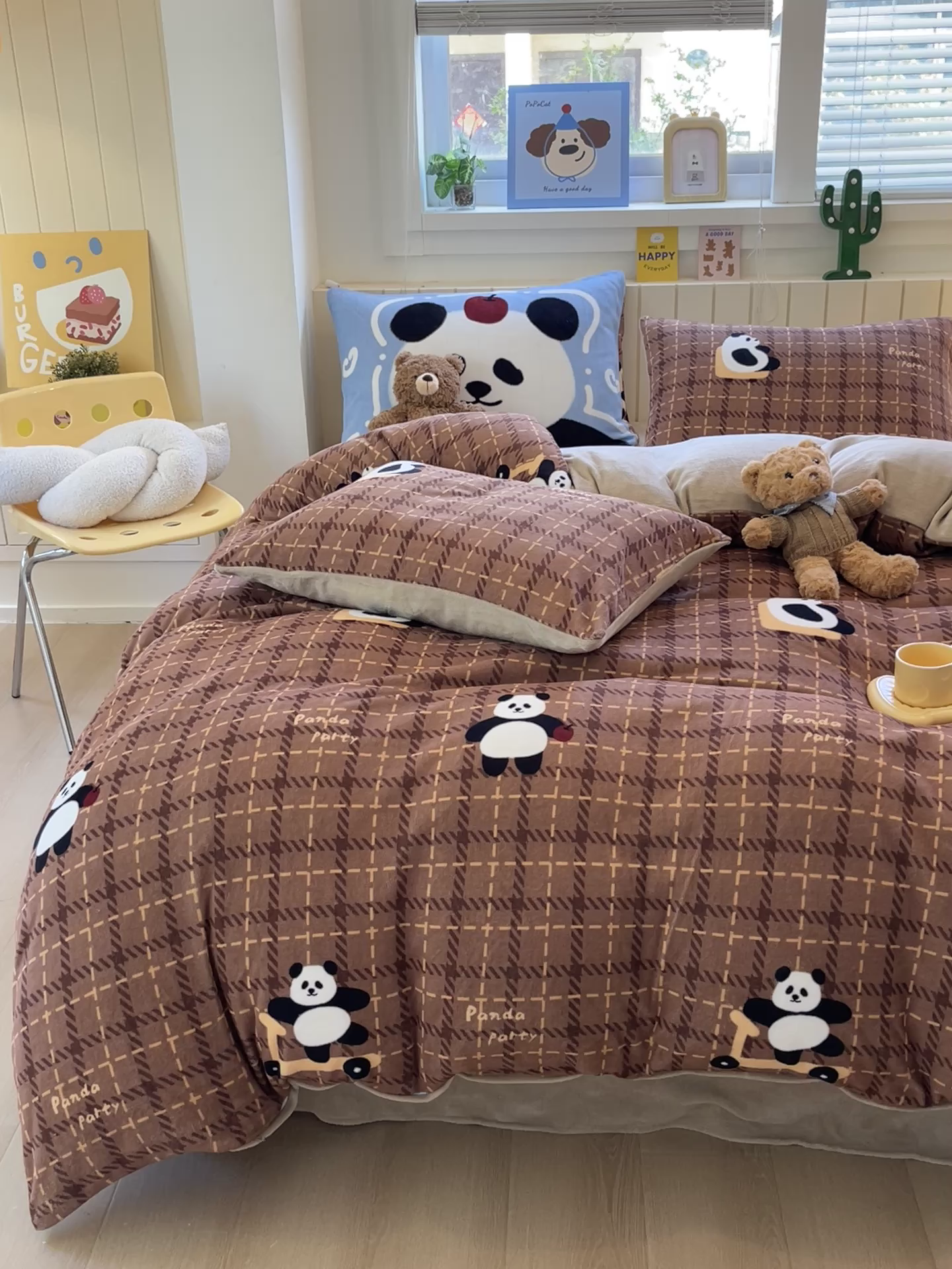 91家纺网 家纺一手货源 找家纺 葡萄家 2025新款高克重印花牛奶绒四件套萌系卡通 滑板熊猫