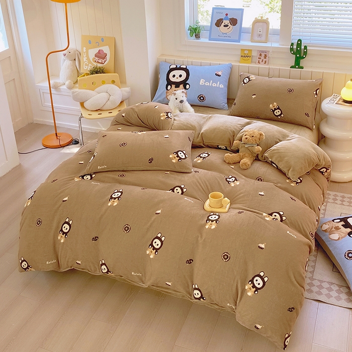 91家纺网 家纺一手货源 找家纺 葡萄家 2025新款高克重印花牛奶绒四件套萌系卡通 拉蒙