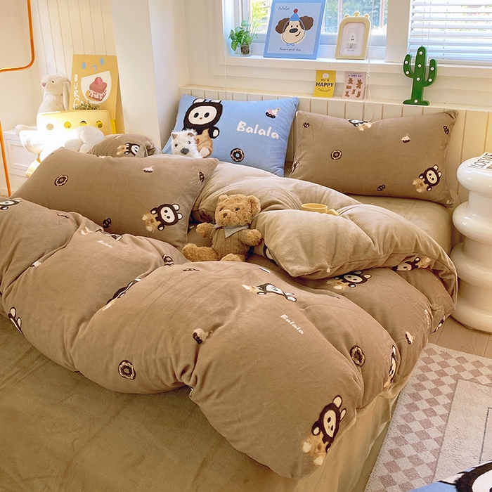 91家纺网 家纺一手货源 找家纺 葡萄家 2025新款高克重印花牛奶绒四件套萌系卡通 拉蒙