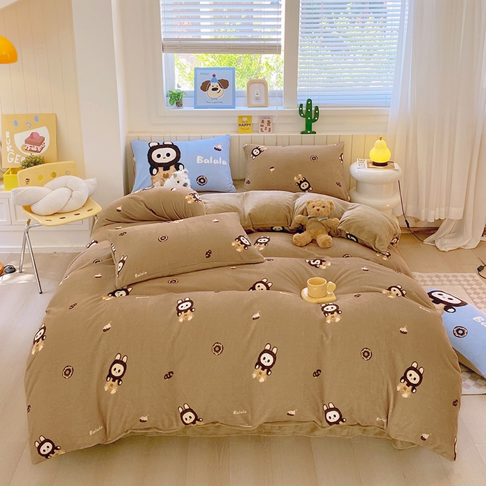 91家纺网 家纺一手货源 找家纺 葡萄家 2025新款高克重印花牛奶绒四件套萌系卡通 拉蒙