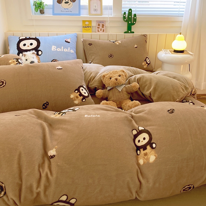 91家纺网 家纺一手货源 找家纺 葡萄家 2025新款高克重印花牛奶绒四件套萌系卡通 拉蒙