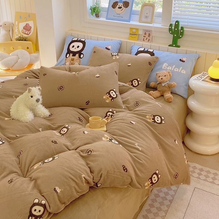 91家纺网 家纺一手货源 找家纺 葡萄家 2025新款高克重印花牛奶绒四件套萌系卡通 拉蒙