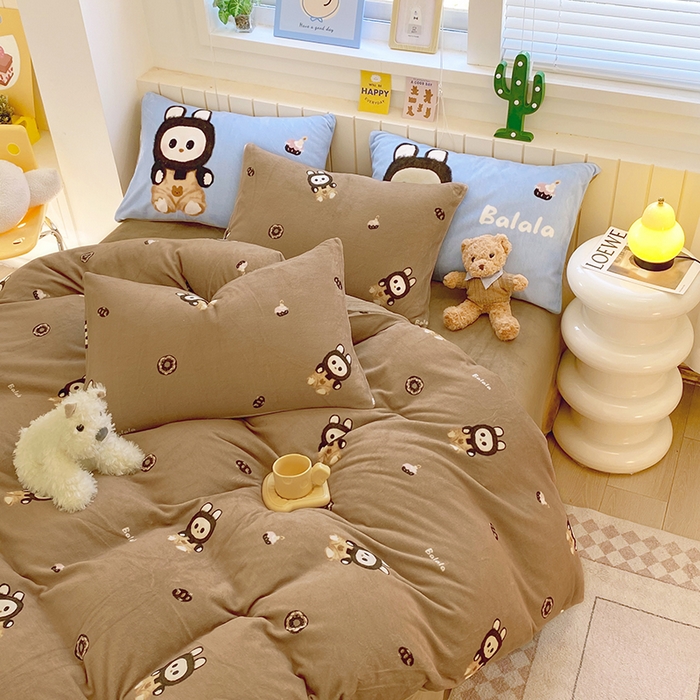 91家纺网 家纺一手货源 找家纺 葡萄家 2025新款高克重印花牛奶绒四件套萌系卡通 拉蒙