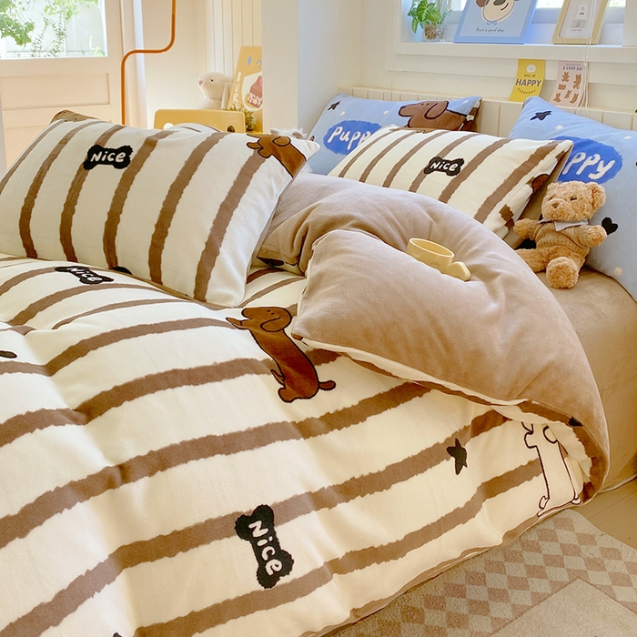 91家纺网 家纺一手货源 找家纺 葡萄家 2025新款高克重印花牛奶绒四件套萌系卡通 腊肠狗