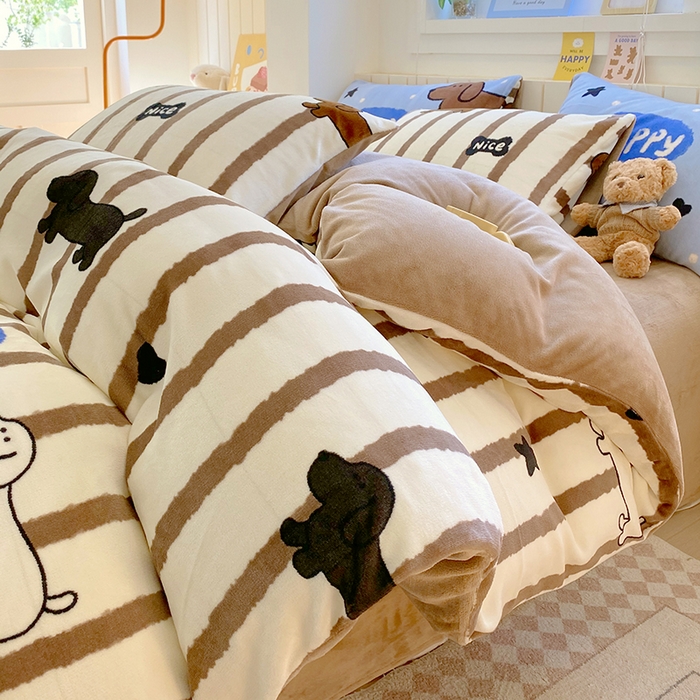 91家纺网 家纺一手货源 找家纺 葡萄家 2025新款高克重印花牛奶绒四件套萌系卡通 腊肠狗