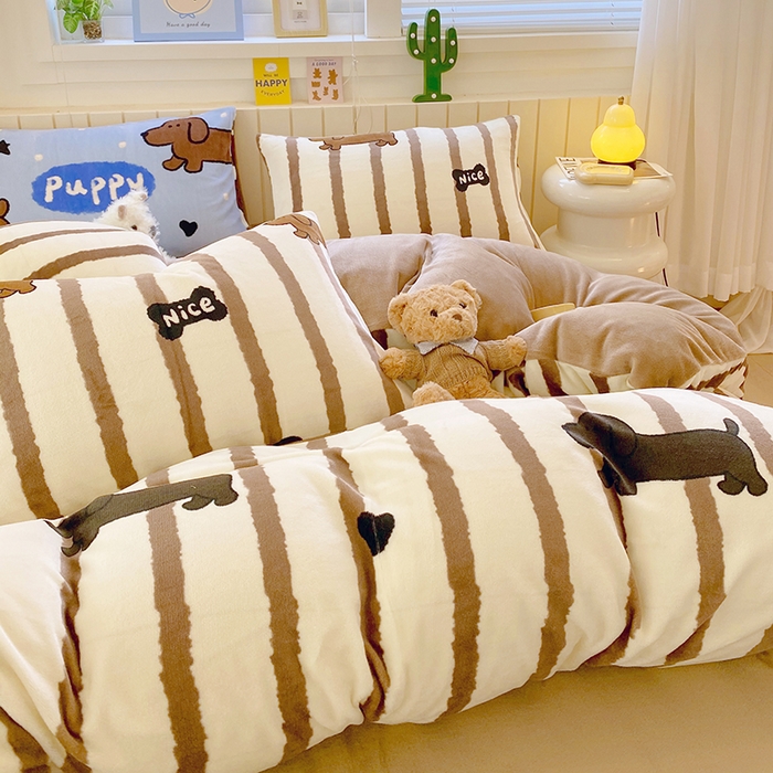 91家纺网 家纺一手货源 找家纺 葡萄家 2025新款高克重印花牛奶绒四件套萌系卡通 腊肠狗