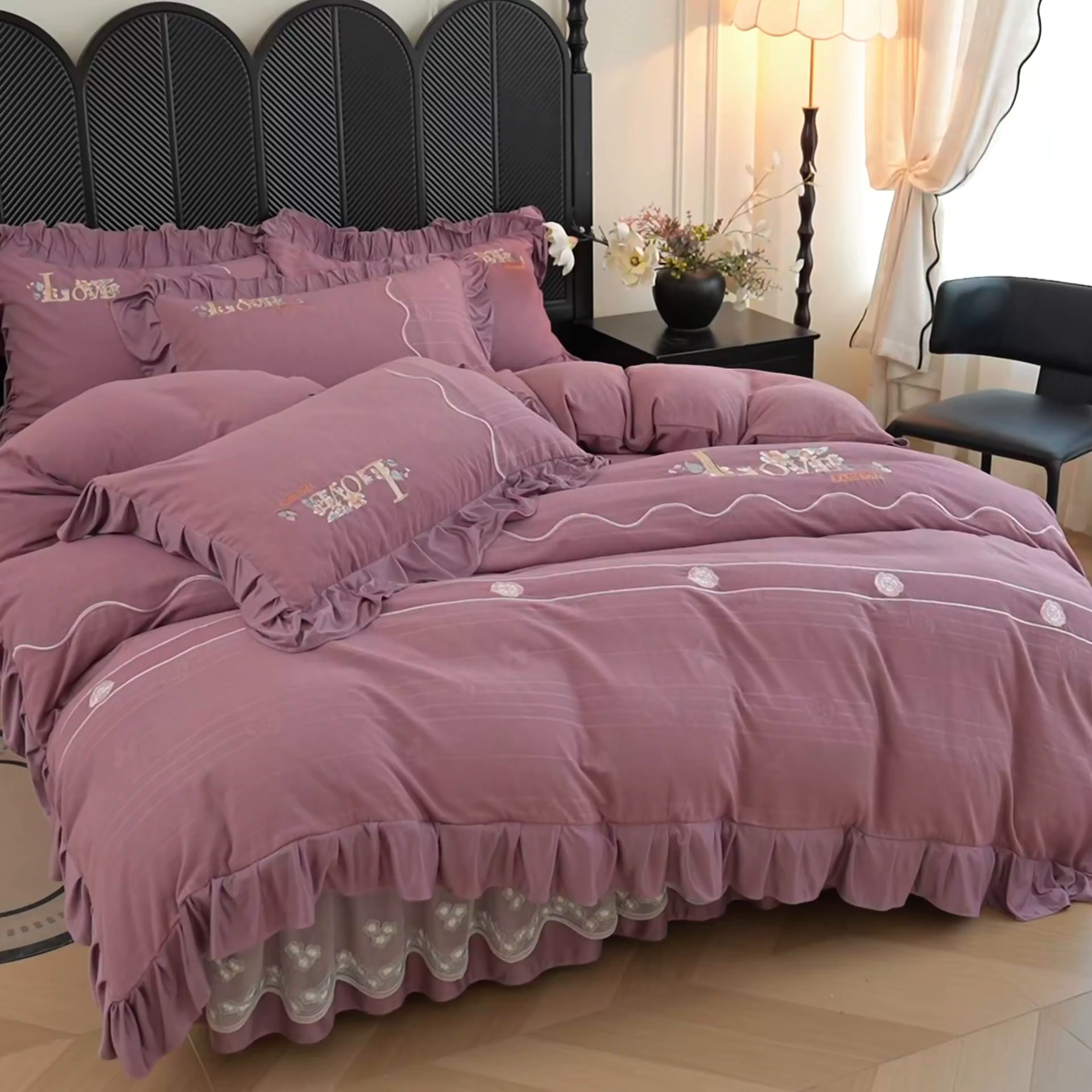 91家纺网 家纺一手货源 找家纺 （总）宜凡家纺 2025新款A类棉绒刺绣花夹棉床裙四件套--梦回罗马系列