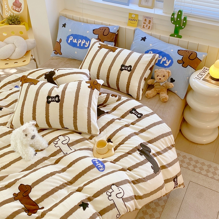 91家纺网 家纺一手货源 找家纺 葡萄家 2025新款高克重印花牛奶绒四件套萌系卡通 腊肠狗