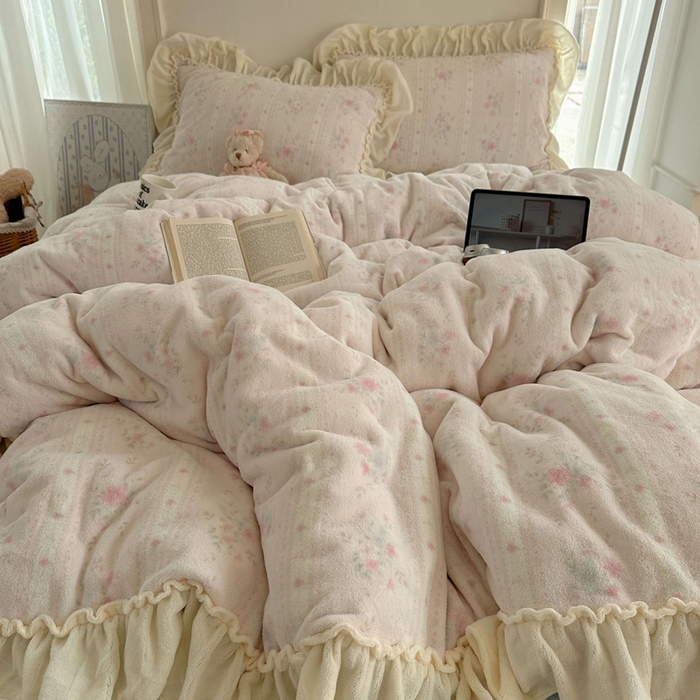 91家纺网 家纺一手货源 找家纺 六巷胡同 2025新款韩系博主慵懒风小碎花A类牛奶绒花边款四件套 压花边-椿茶弥香