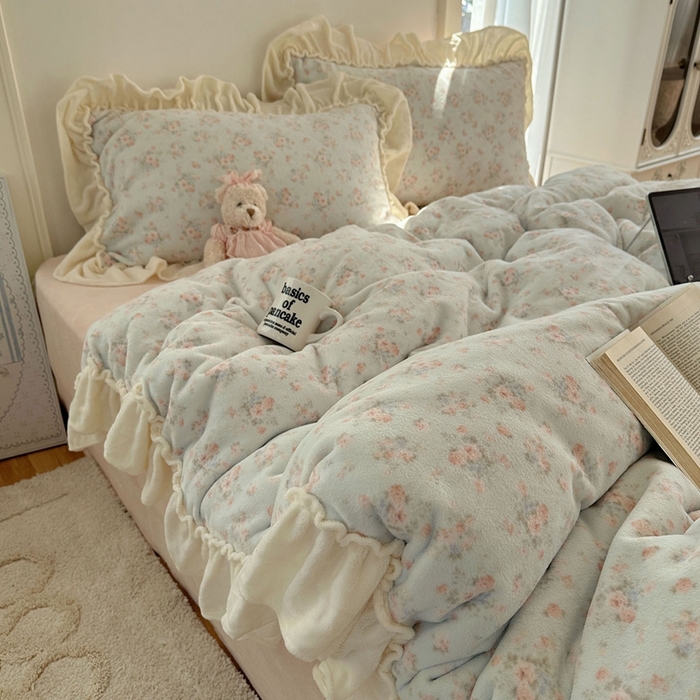 91家纺网 家纺一手货源 找家纺 六巷胡同 2025新款韩系博主慵懒风小碎花A类牛奶绒花边款四件套 压花边-雾岛听风