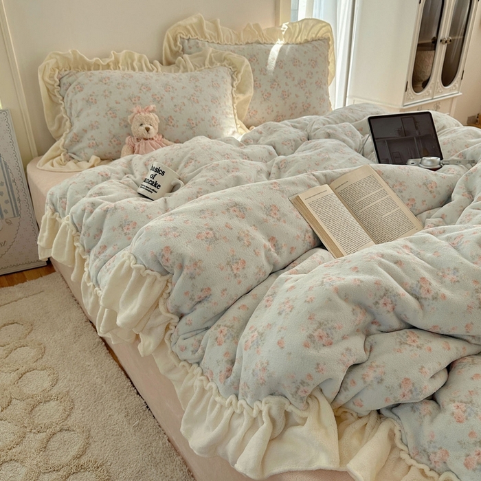 91家纺网 家纺一手货源 找家纺 六巷胡同 2025新款韩系博主慵懒风小碎花A类牛奶绒花边款四件套 压花边-雾岛听风