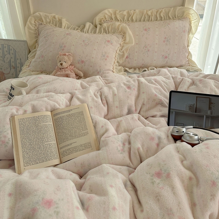 91家纺网 家纺一手货源 找家纺 六巷胡同 2025新款韩系博主慵懒风小碎花A类牛奶绒花边款四件套 压花边-椿茶弥香