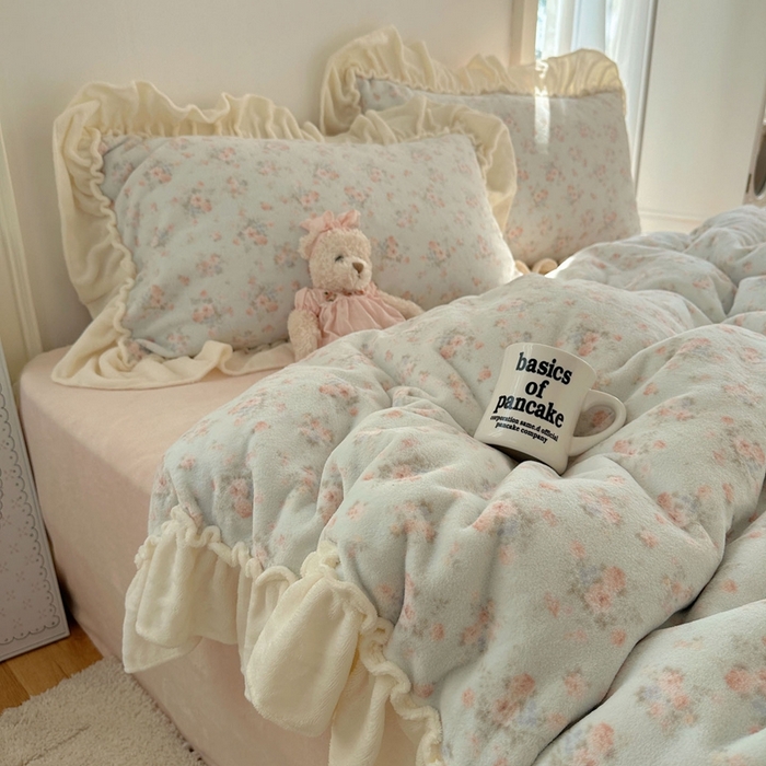 91家纺网 家纺一手货源 找家纺 六巷胡同 2025新款韩系博主慵懒风小碎花A类牛奶绒花边款四件套 压花边-雾岛听风