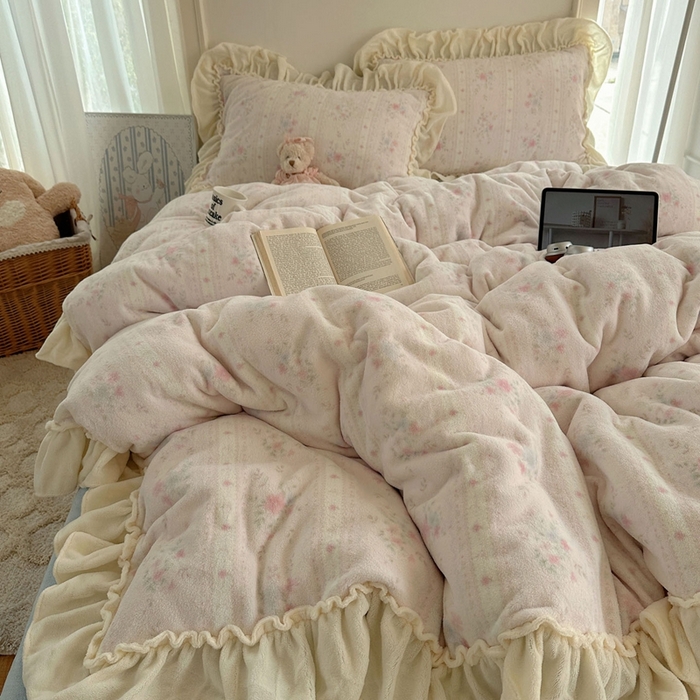 91家纺网 家纺一手货源 找家纺 六巷胡同 2025新款韩系博主慵懒风小碎花A类牛奶绒花边款四件套 压花边-椿茶弥香