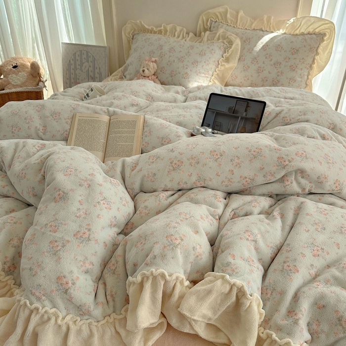 91家纺网 家纺一手货源 找家纺 六巷胡同 2025新款韩系博主慵懒风小碎花A类牛奶绒花边款四件套 压花边-雾岛听风