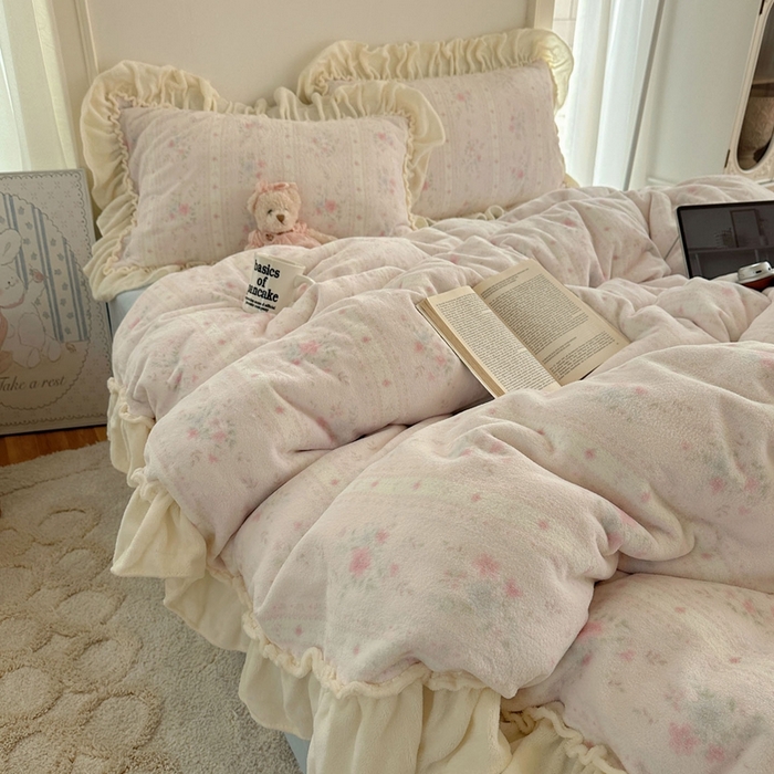 91家纺网 家纺一手货源 找家纺 六巷胡同 2025新款韩系博主慵懒风小碎花A类牛奶绒花边款四件套 压花边-椿茶弥香