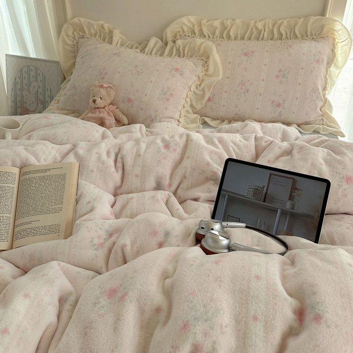 91家纺网 家纺一手货源 找家纺 六巷胡同 2025新款韩系博主慵懒风小碎花A类牛奶绒花边款四件套 压花边-椿茶弥香