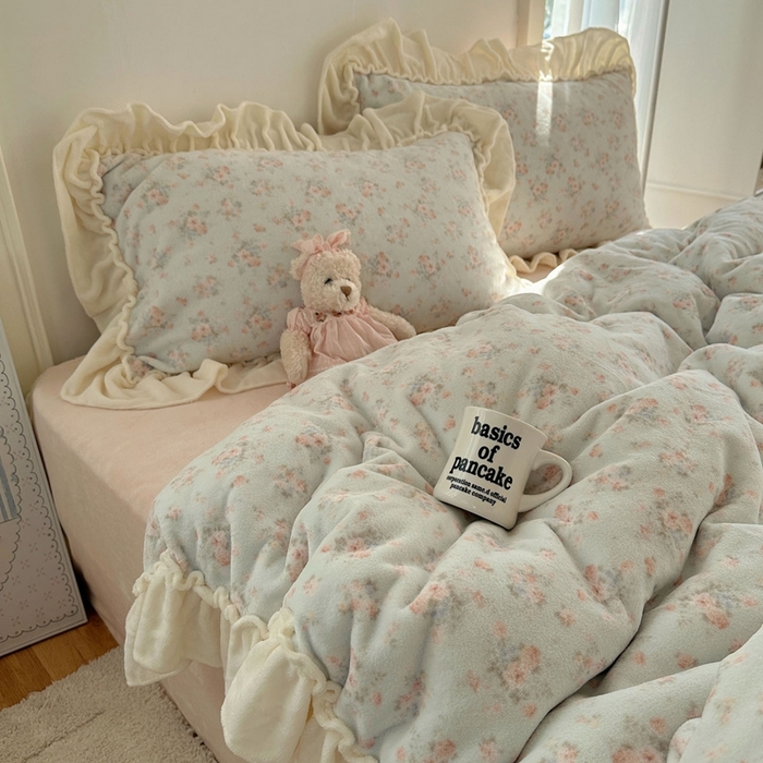 91家纺网 家纺一手货源 找家纺 六巷胡同 2025新款韩系博主慵懒风小碎花A类牛奶绒花边款四件套 压花边-雾岛听风