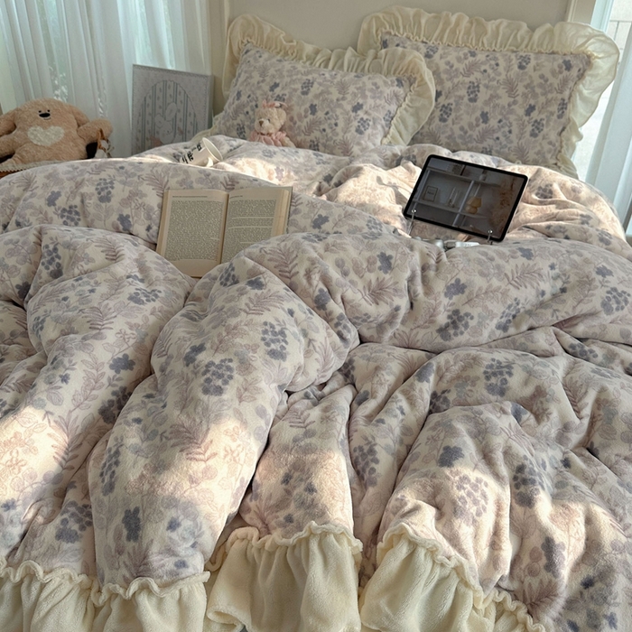 91家纺网 家纺一手货源 找家纺 六巷胡同 2025新款韩系博主慵懒风小碎花A类牛奶绒花边款四件套 压花边-远山含黛