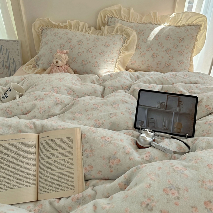 91家纺网 家纺一手货源 找家纺 六巷胡同 2025新款韩系博主慵懒风小碎花A类牛奶绒花边款四件套 压花边-雾岛听风