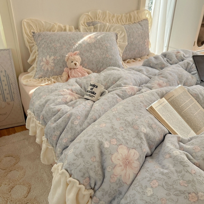 91家纺网 家纺一手货源 找家纺 六巷胡同 2025新款韩系博主慵懒风小碎花A类牛奶绒花边款四件套 压花边-秋寻花鉴