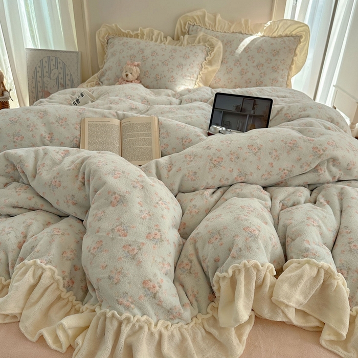 91家纺网 家纺一手货源 找家纺 六巷胡同 2025新款韩系博主慵懒风小碎花A类牛奶绒花边款四件套 压花边-雾岛听风