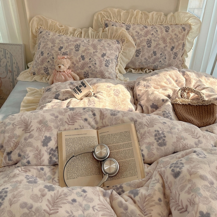 91家纺网 家纺一手货源 找家纺 六巷胡同 2025新款韩系博主慵懒风小碎花A类牛奶绒花边款四件套 压花边-远山含黛