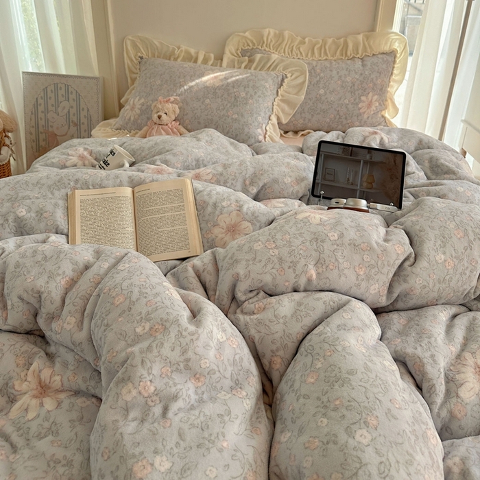 91家纺网 家纺一手货源 找家纺 六巷胡同 2025新款韩系博主慵懒风小碎花A类牛奶绒花边款四件套 压花边-秋寻花鉴