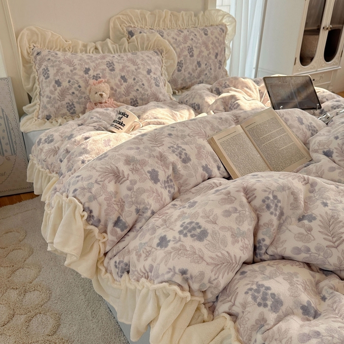 91家纺网 家纺一手货源 找家纺 六巷胡同 2025新款韩系博主慵懒风小碎花A类牛奶绒花边款四件套 压花边-远山含黛