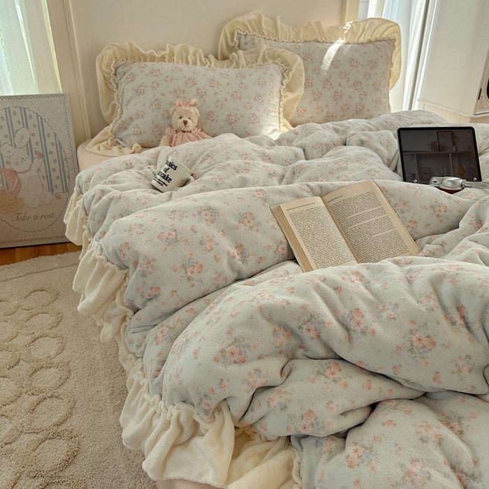 91家纺网 家纺一手货源 找家纺 六巷胡同 2025新款韩系博主慵懒风小碎花A类牛奶绒花边款四件套 压花边-雾岛听风