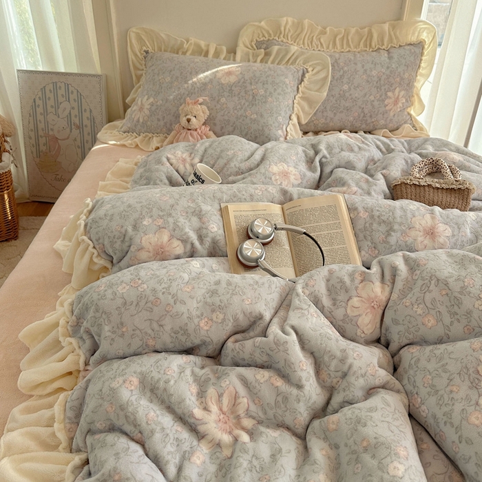 91家纺网 家纺一手货源 找家纺 六巷胡同 2025新款韩系博主慵懒风小碎花A类牛奶绒花边款四件套 压花边-秋寻花鉴