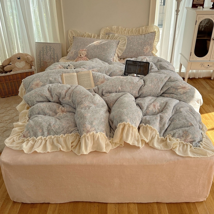 91家纺网 家纺一手货源 找家纺 六巷胡同 2025新款韩系博主慵懒风小碎花A类牛奶绒花边款四件套 压花边-秋寻花鉴