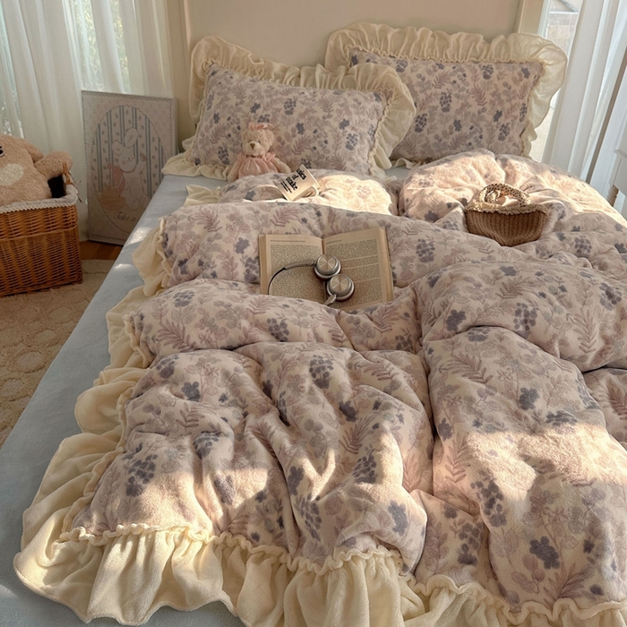 91家纺网 家纺一手货源 找家纺 六巷胡同 2025新款韩系博主慵懒风小碎花A类牛奶绒花边款四件套 压花边-远山含黛