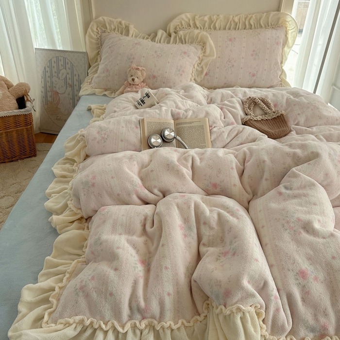 91家纺网 家纺一手货源 找家纺 六巷胡同 2025新款韩系博主慵懒风小碎花A类牛奶绒花边款四件套 压花边-椿茶弥香