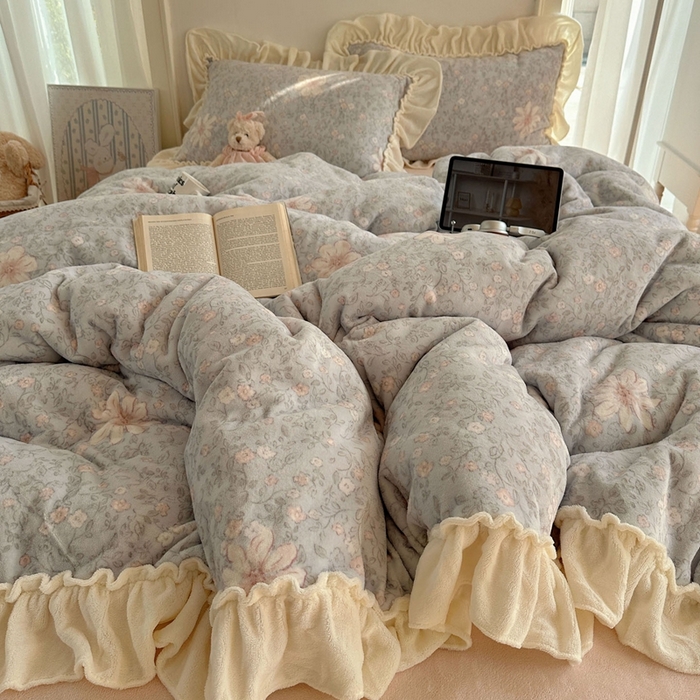 91家纺网 家纺一手货源 找家纺 六巷胡同 2025新款韩系博主慵懒风小碎花A类牛奶绒花边款四件套 压花边-秋寻花鉴