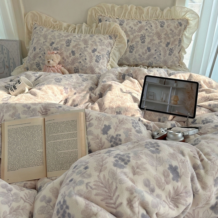 91家纺网 家纺一手货源 找家纺 六巷胡同 2025新款韩系博主慵懒风小碎花A类牛奶绒花边款四件套 压花边-远山含黛