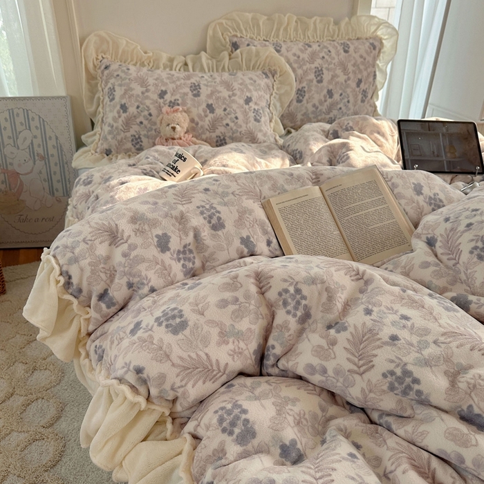 91家纺网 家纺一手货源 找家纺 六巷胡同 2025新款韩系博主慵懒风小碎花A类牛奶绒花边款四件套 压花边-远山含黛