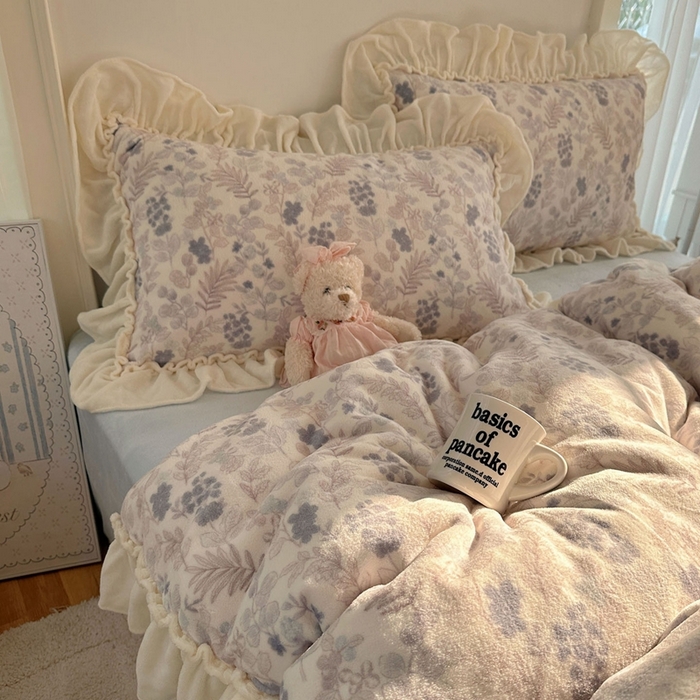 91家纺网 家纺一手货源 找家纺 六巷胡同 2025新款韩系博主慵懒风小碎花A类牛奶绒花边款四件套 压花边-远山含黛