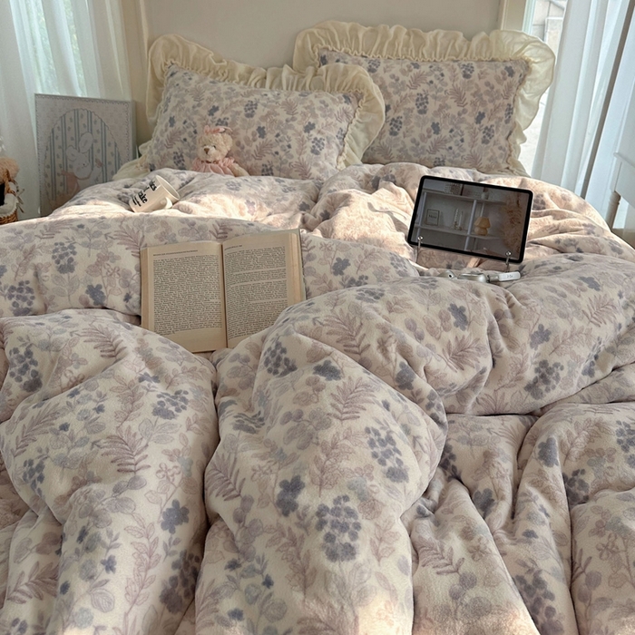 91家纺网 家纺一手货源 找家纺 六巷胡同 2025新款韩系博主慵懒风小碎花A类牛奶绒花边款四件套 压花边-远山含黛