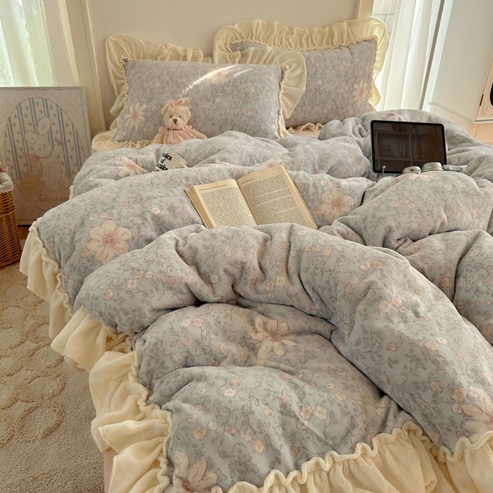 91家纺网 家纺一手货源 找家纺 六巷胡同 2025新款韩系博主慵懒风小碎花A类牛奶绒花边款四件套 压花边-秋寻花鉴