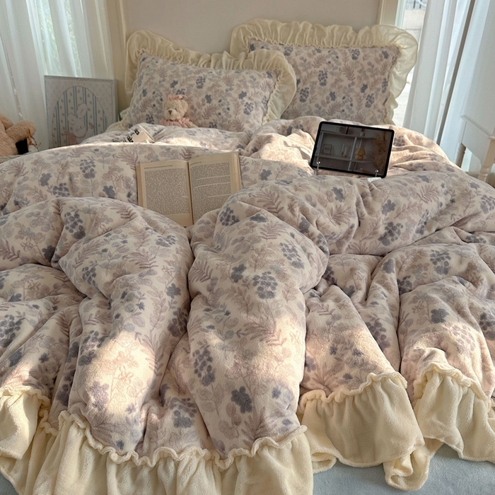 91家纺网 家纺一手货源 找家纺 六巷胡同 2025新款韩系博主慵懒风小碎花A类牛奶绒花边款四件套 压花边-远山含黛