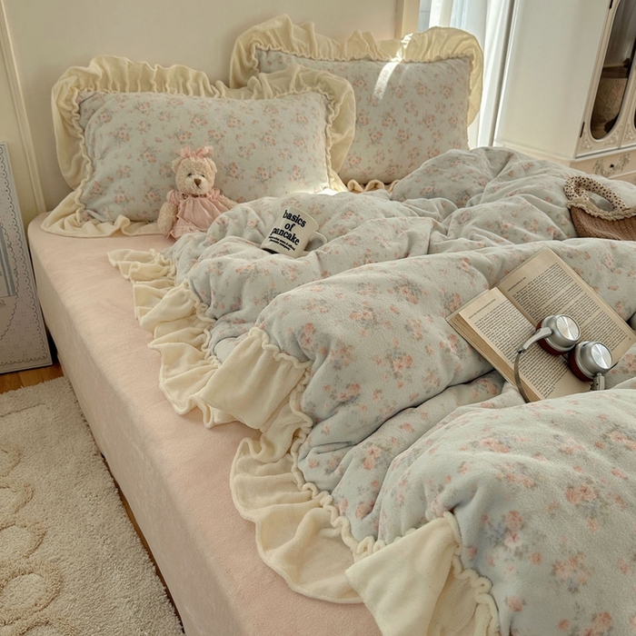 91家纺网 家纺一手货源 找家纺 六巷胡同 2025新款韩系博主慵懒风小碎花A类牛奶绒花边款四件套 压花边-雾岛听风