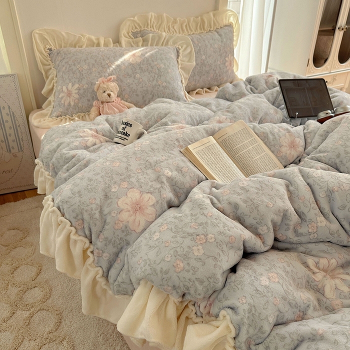 91家纺网 家纺一手货源 找家纺 六巷胡同 2025新款韩系博主慵懒风小碎花A类牛奶绒花边款四件套 压花边-秋寻花鉴