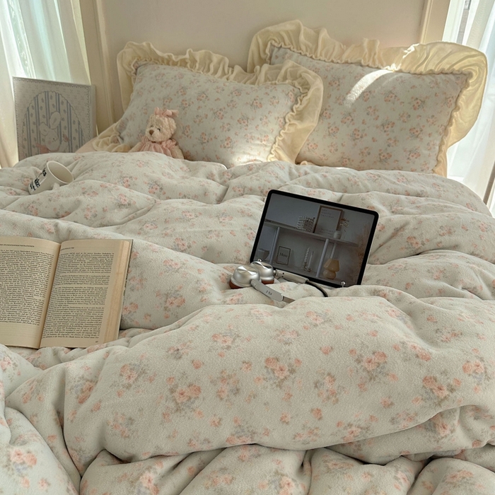 91家纺网 家纺一手货源 找家纺 六巷胡同 2025新款韩系博主慵懒风小碎花A类牛奶绒花边款四件套 压花边-雾岛听风