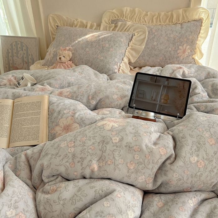 91家纺网 家纺一手货源 找家纺 六巷胡同 2025新款韩系博主慵懒风小碎花A类牛奶绒花边款四件套 压花边-秋寻花鉴