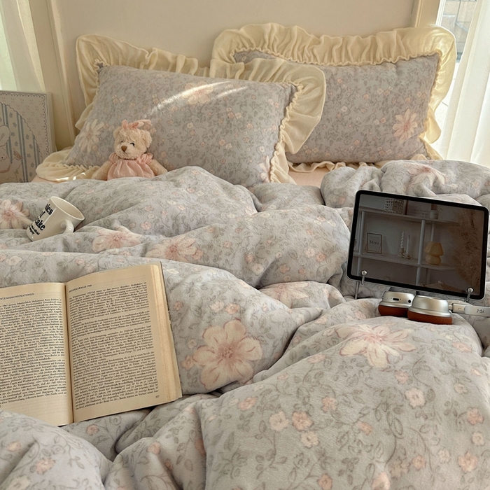 91家纺网 家纺一手货源 找家纺 六巷胡同 2025新款韩系博主慵懒风小碎花A类牛奶绒花边款四件套 压花边-秋寻花鉴