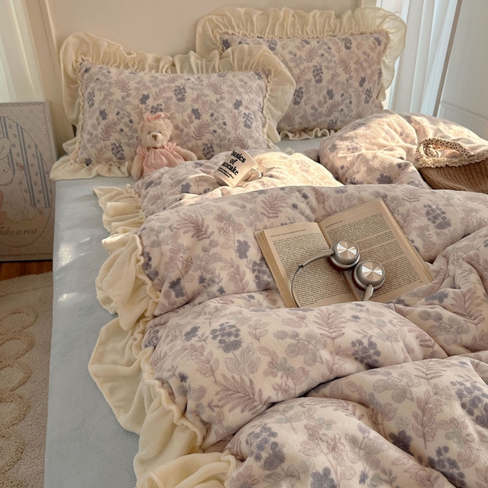 91家纺网 家纺一手货源 找家纺 六巷胡同 2025新款韩系博主慵懒风小碎花A类牛奶绒花边款四件套 压花边-远山含黛